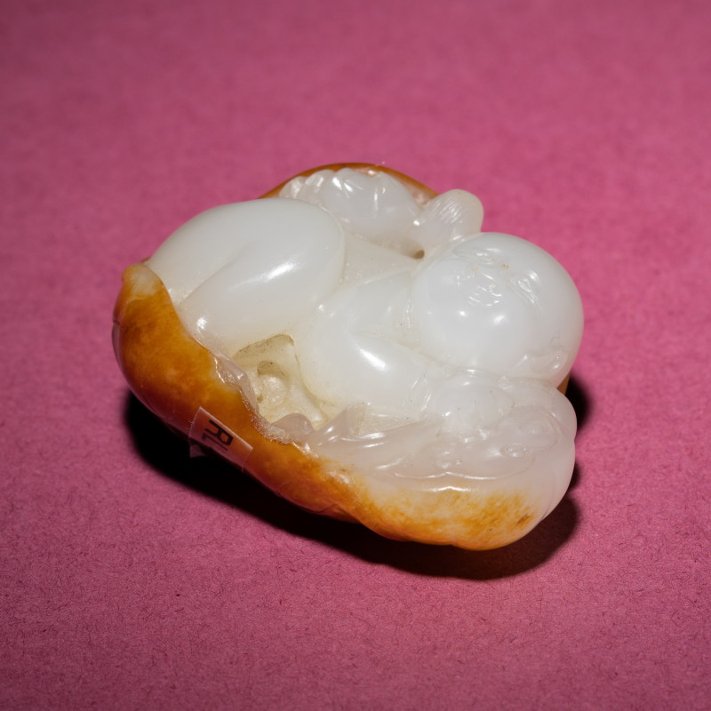 清中期 白玉留皮童子持荷把件 | A Chinese Russet and White Jade Carving of a Boy with Lotus Pad, 18th/19th Century - 图3