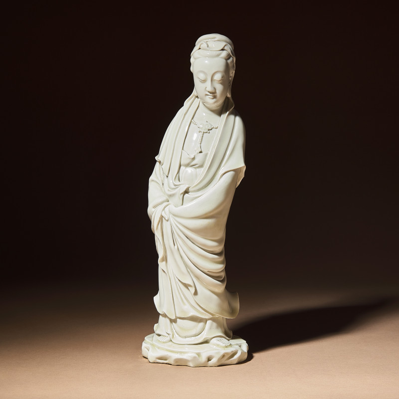 清 何朝宗款德化白瓷觀音立像 | A Chinese Blanc-de-Chine Porcelain Standing Figure of Guanyin with 'He Chaozong' Mark, Qing Dynasty - 图1