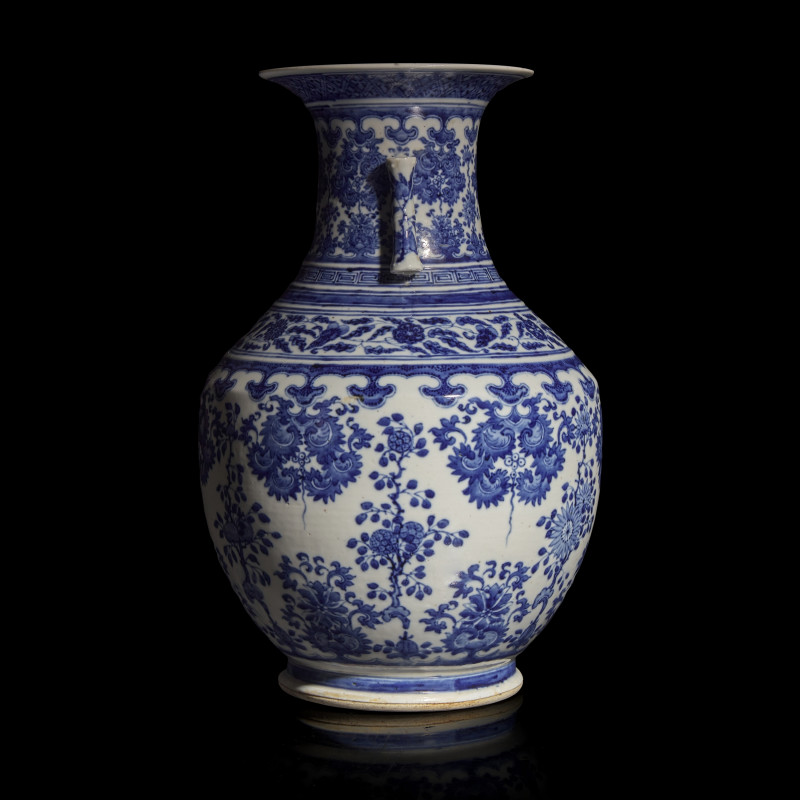 清乾隆/嘉慶 青花花果紋賞瓶 | A Chinese Blue and White Ming Style Vase, Qianlong/Jiaqing Period - 图2