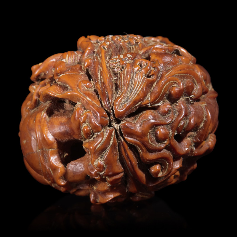 晚清/民國 羅漢圖文玩核桃 | A Chinese Carved Luohan Walnut, 19th/Early 20th Century - 图5