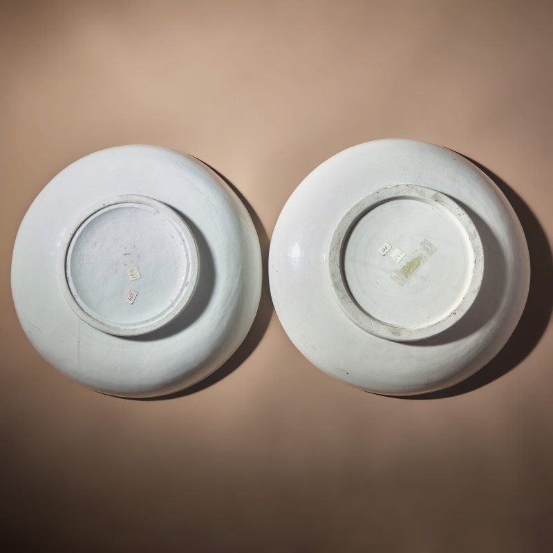清早中期 德化白瓷暗刻花卉紋盤兩件 | Two Large Chinese Incised Blanc-de-Chine Porcelain 'Floral' Dishes, 17th Century - 图2