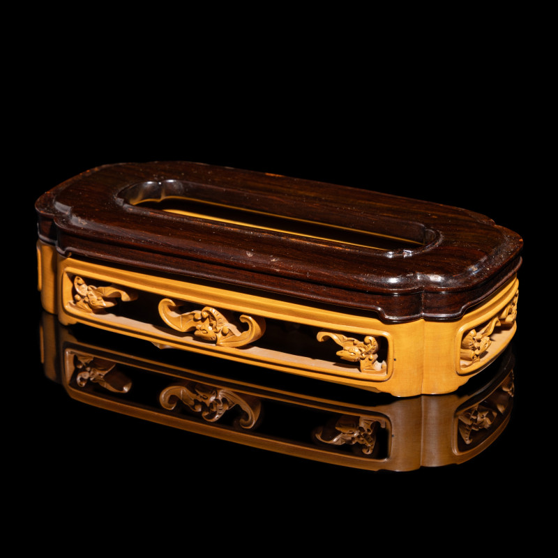 清中期 斗彩五福捧壽長方盒 | A Chinese Doucai Porcelain 'Bats and Clouds' Box and Cover, 18th Century - 图8