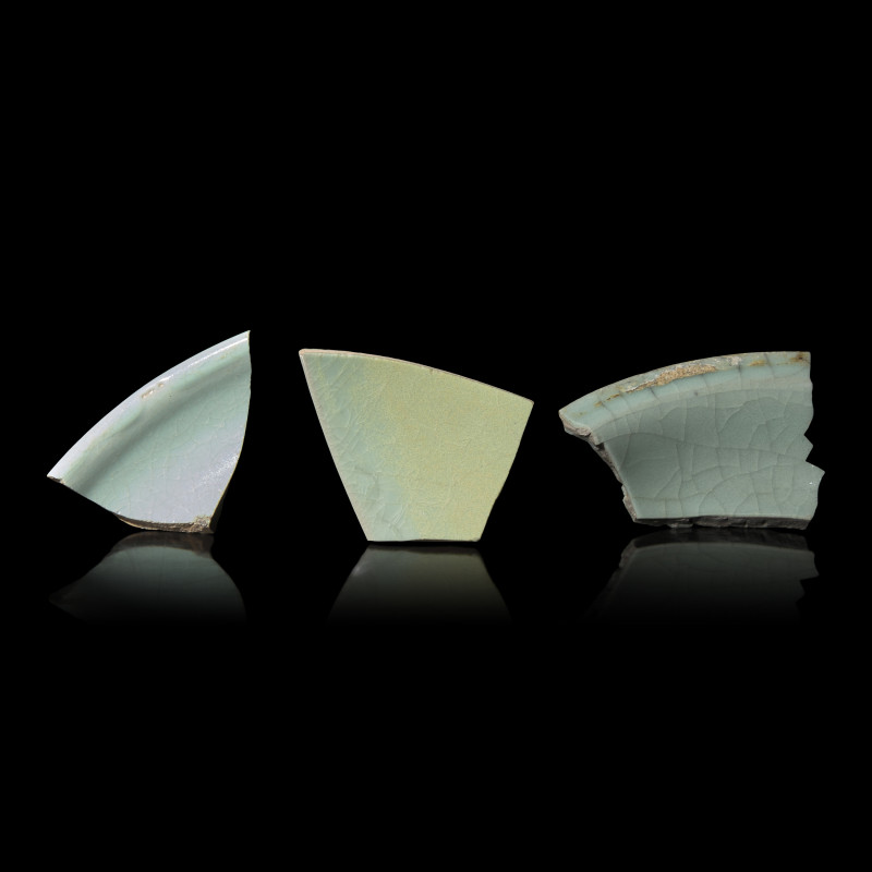 宋 汝窯、官窯及張公巷瓷片三件 | Three Chinese Celadon Glazed Fragments, Song Dynasty
