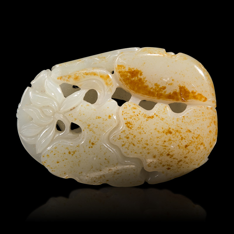 清中期 白玉帶皮鏤雕蓮塘荷葉佩 | A Chinese White and Russet Jade 'Lotus' Pendant, 18th/19th Century - 图2