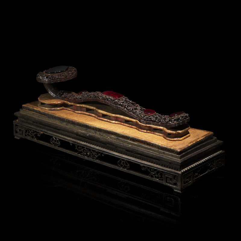 清晚期 紅木雕花三鑲琥珀料如意及相冊三簿 | A Chinese Amber Glass-Inset Carved Wood Ruyi Scepter and Stand, with Three Photo Albums, Late 19th-Early 20th Century