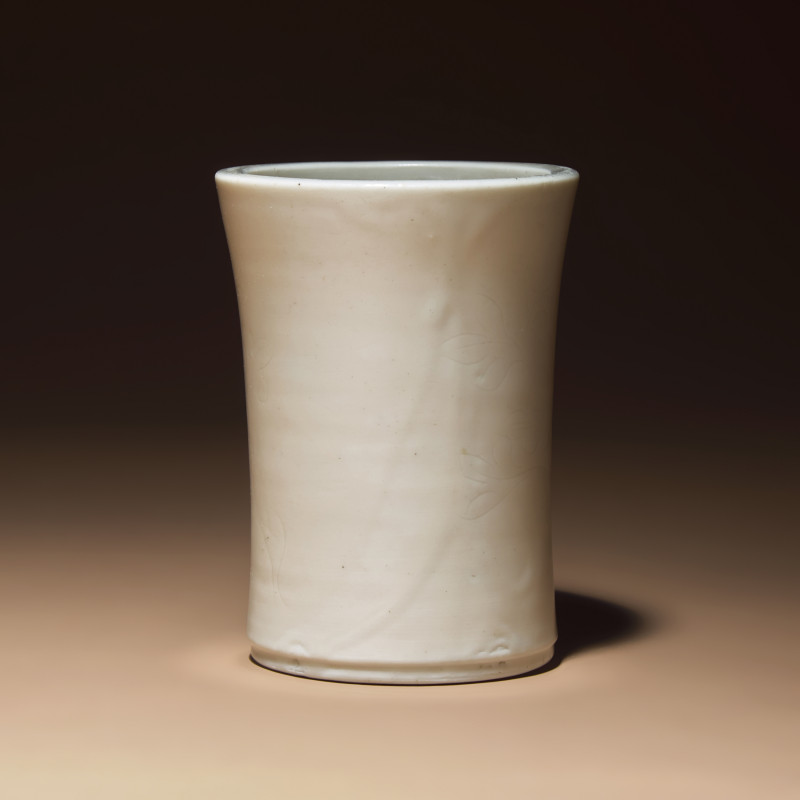 清早期 德化白瓷暗刻花卉紋筆筒 | A Chinese Incised Blanc-de-Chine Porcelain Brushpot, Bitong, 17th-18th Century - 图2