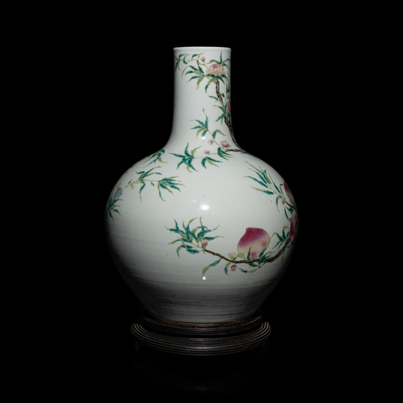 清晚期 粉彩九桃大天球瓶 | A Large Chinese Famille Rose Porcelain 'Nine Peaches' Tianqiuping Vase, Late Qing Dynasty - 图3