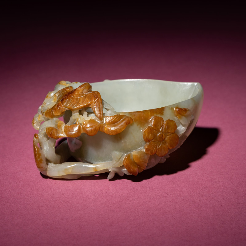 清晚期 青白玉帶皮喜上眉梢桃形杯 | A Chinese Russet and Celadon Jade ‘Magpie and Plum Blossoms’ Peach-Form Coupe, 19th Century - 图2
