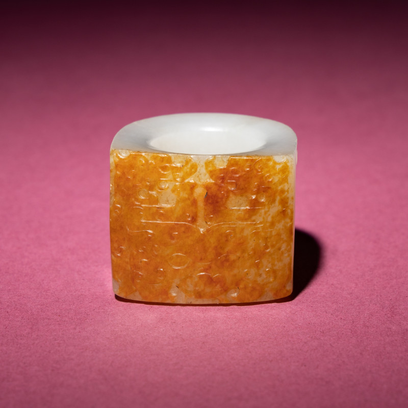 清中期 白玉留皮饕餮螭龍紋扳指 | A Chinese Russet and White Jade 'Taotie and Chilong' Archer's Ring, 18th Century - 图2