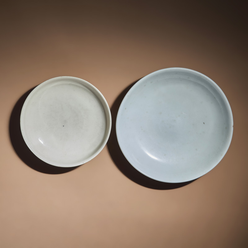 明 德化白瓷圈足盤兩件 | Two Chinese Blanc-de-Chine Porcelain Shallow Bowls, Ming Dynasty - 图2