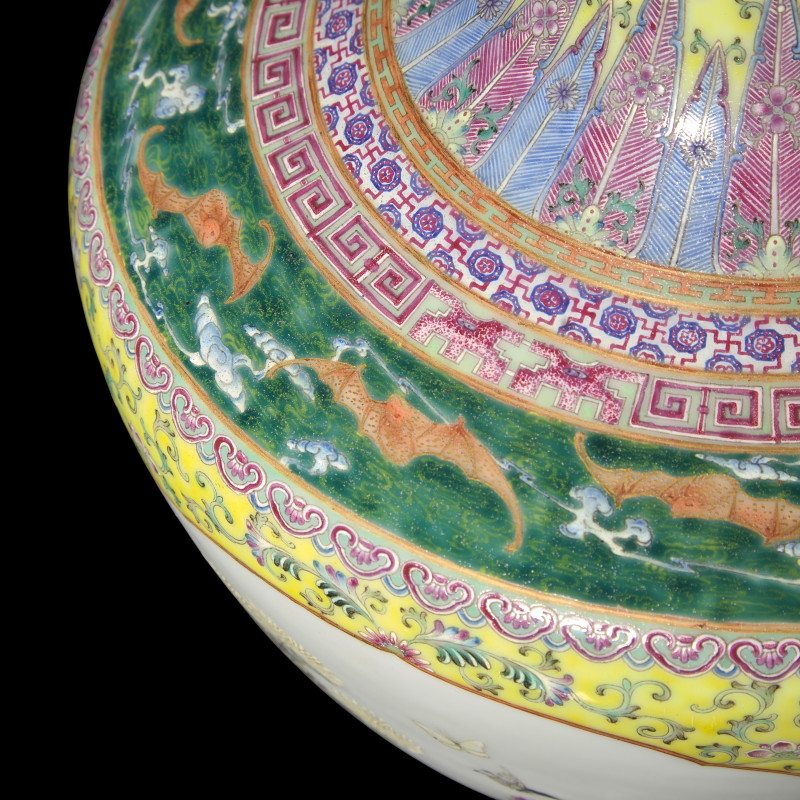 1947年作 ’蔣瓷‘黃地粉彩開光花鳥圖雙耳瓶 | A Chinese Yellow Ground Famille Rose Porcelain 'Floral' Vase, Dated 1947 - 图5