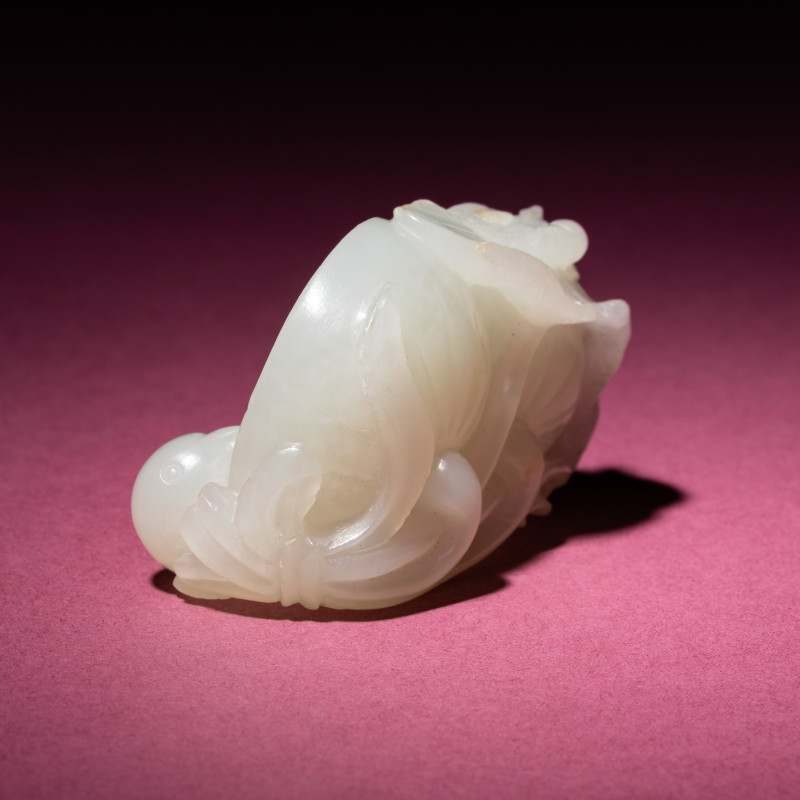 清中期 白玉雙蓮子把件 | A Chinese White Jade Carving of Double Lotus Pods, 18th/19th Century - 图4