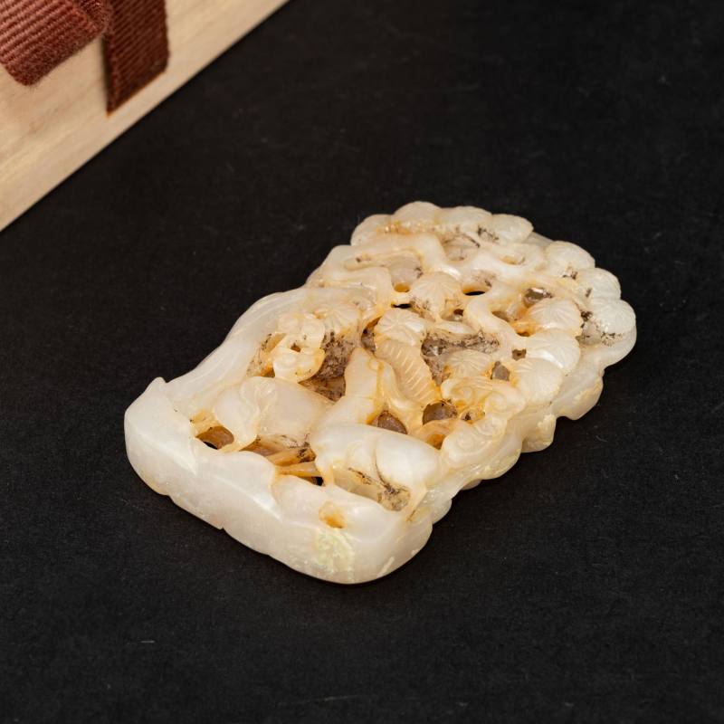    遼 白玉秋水牌