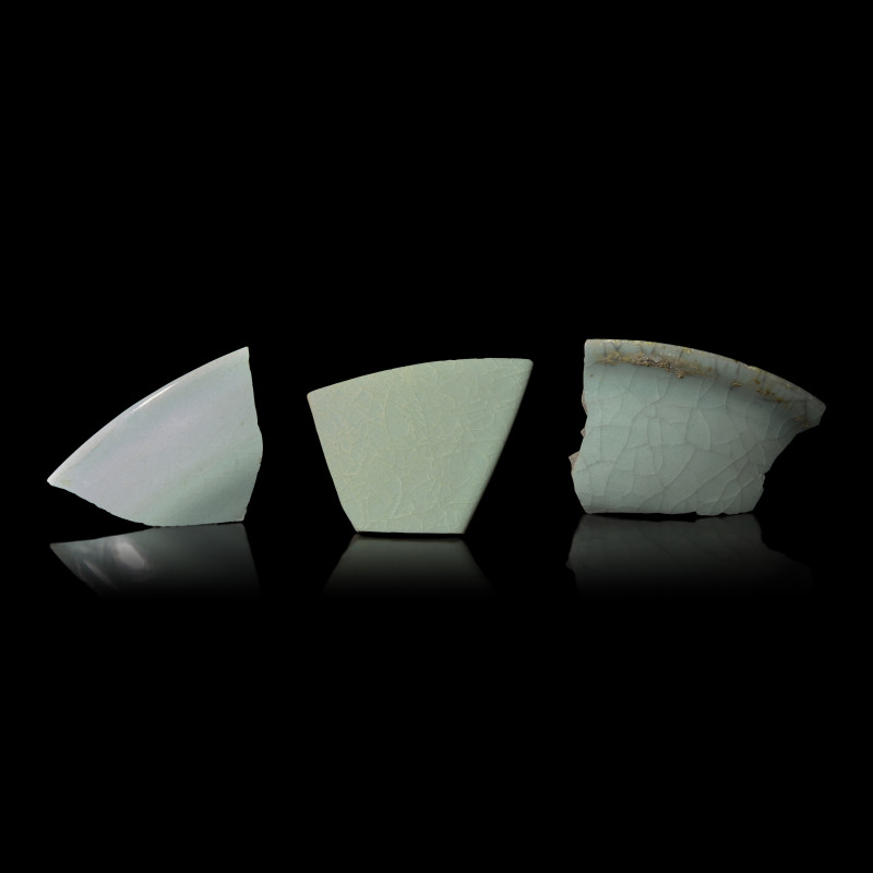 宋 汝窯、官窯及張公巷瓷片三件 | Three Chinese Celadon Glazed Fragments, Song Dynasty - 图2