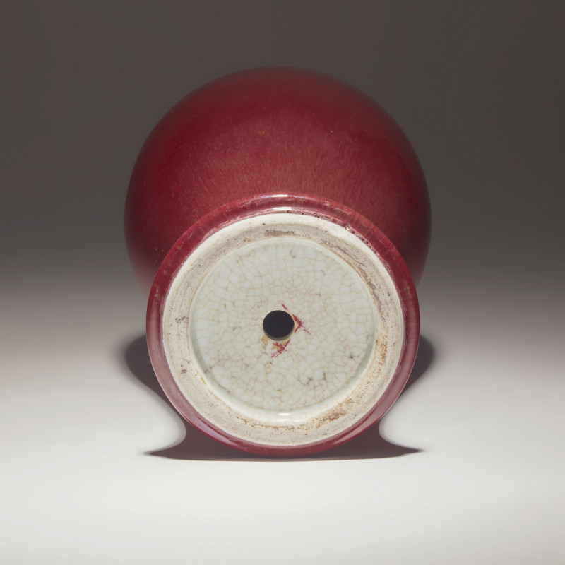 清中期 紅釉觀音瓶 | A Chinese Copper Red Glazed Porcelain Vase, 18th/19th Century - 图2