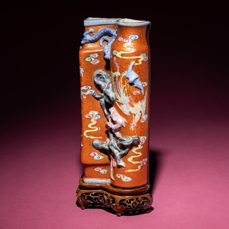 清晚期 珊瑚紅地粉彩凸塑龍紋雙聯瓶 | A Chinese Famille Rose 'Dragon and Phoenix' Gilt on Coral Ground Double Wall Vase, Biping , 19th Century - 图3