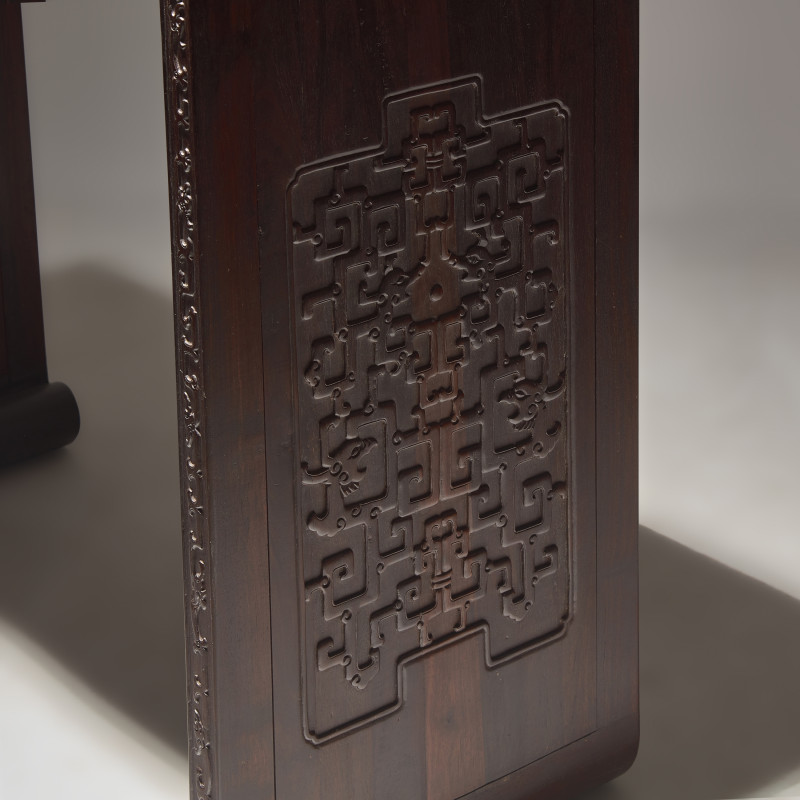 紫檀及硬木夔龍紋下卷式小條案 | A Chinese Zitan and Hardwood Scroll-Form Altar Table - 图3