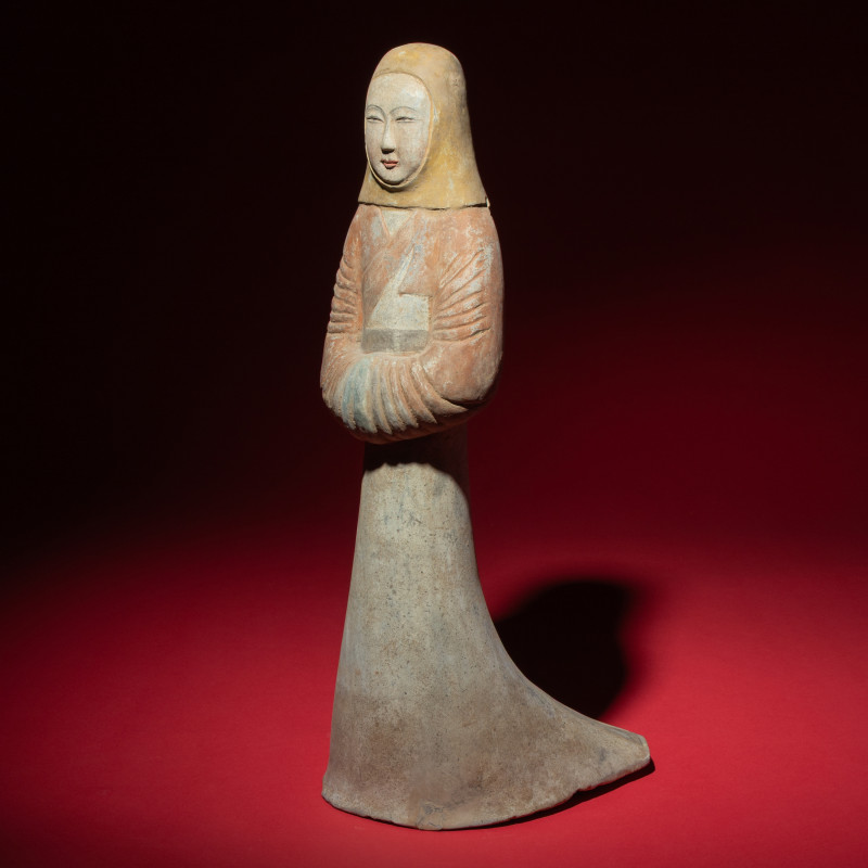 漢 大型灰陶彩繪風帽喇叭裙女俑 | A Large Chinese Painted Pottery Standing Lady Wearing a Hood, Han Dynasty - 图1
