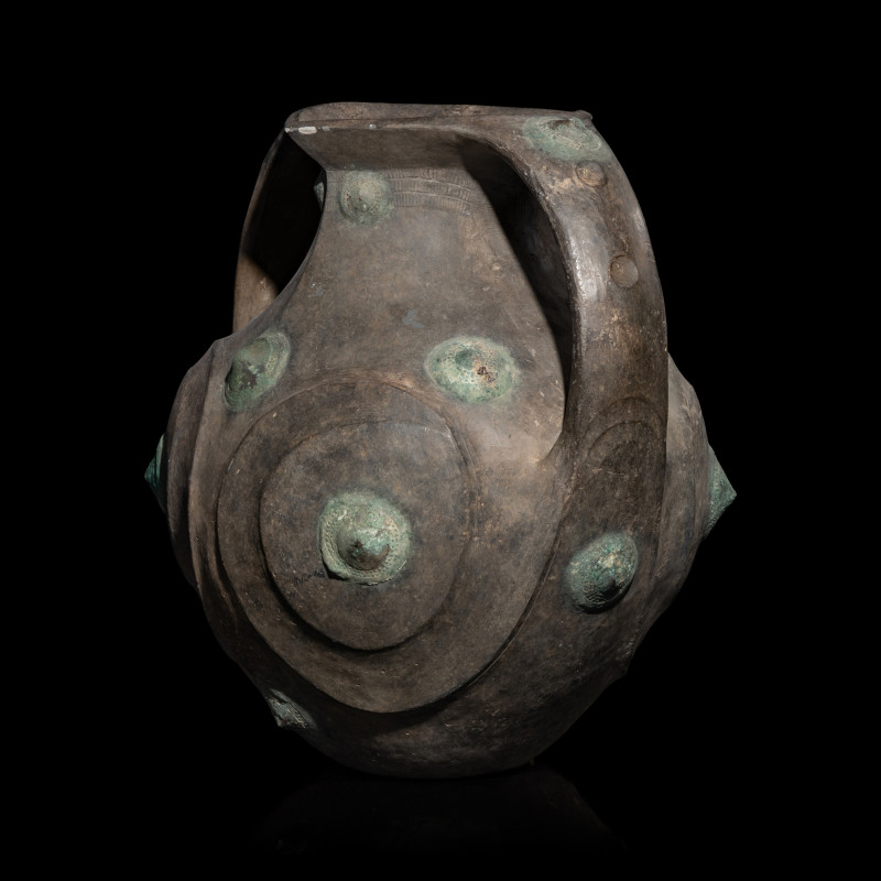 西漢 黑陶嵌铜泡钉双耳壶 | A Chinese Grey Pottery Amphora with Metal Boss Appliques, Western Han Dynasty - 图2