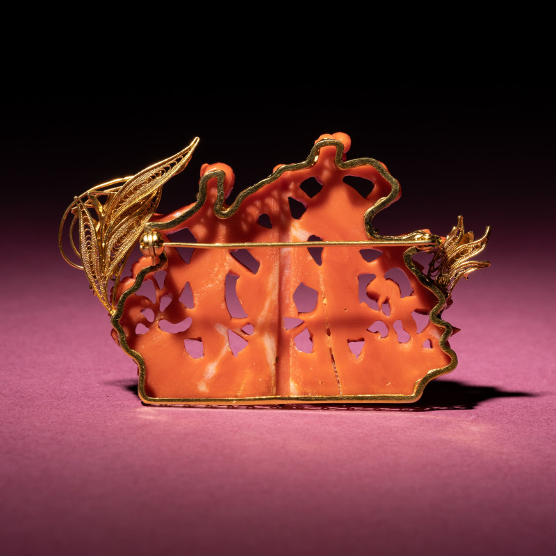 近代 金鑲珊瑚鏤雕仕女圖胸針 | A Chinese Carved Red Coral ‘ Meiren" Brooch, 20th Century - 图3