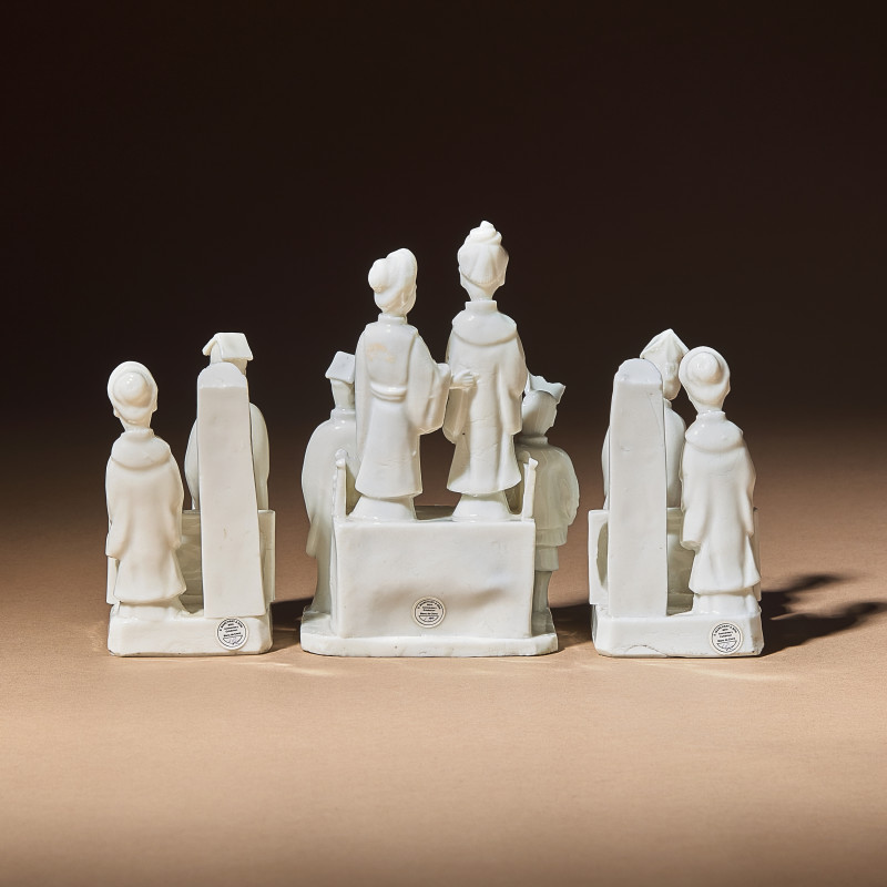 清早期 德化白瓷塑人像香插三件 | Three Chinese Blanc-de-Chine Porcelain Figural Group-Form Joss-Stick Holders, 17th Century - 图3