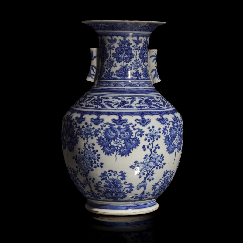 清乾隆/嘉慶 青花花果紋賞瓶 | A Chinese Blue and White Ming Style Vase, Qianlong/Jiaqing Period - 图3