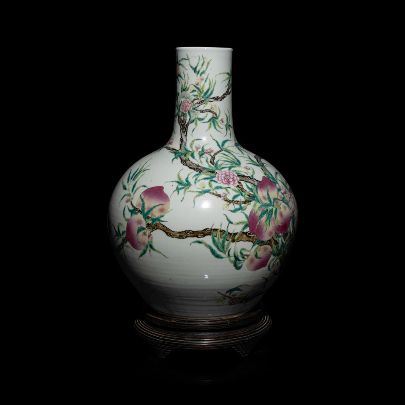 清晚期 粉彩九桃大天球瓶 | A Large Chinese Famille Rose Porcelain 'Nine Peaches' Tianqiuping Vase, Late Qing Dynasty - 图4