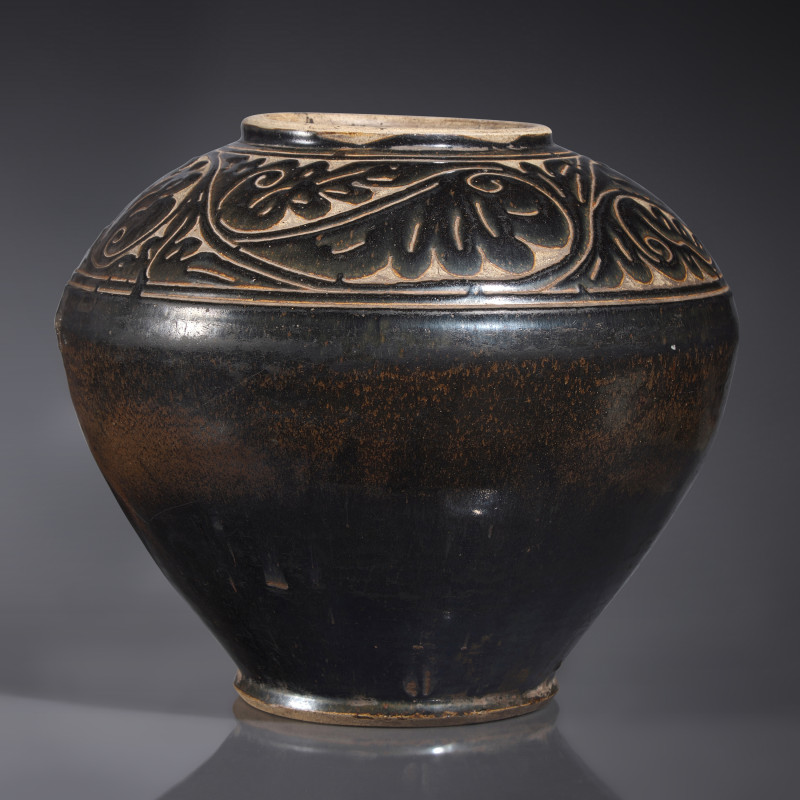 元 磁州窯黑釉剔花大罐 | A Large Chinese Cizhou Type Carved Jar, Yuan Dynasty - 图2
