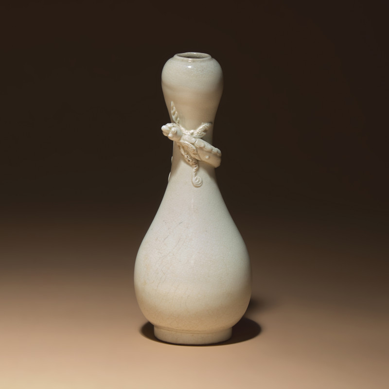清 白釉盤螭龍瓶 | A Chinese White Glazed Porcelain 'Chilong' Bottle Vase, Qing Dynasty - 图1