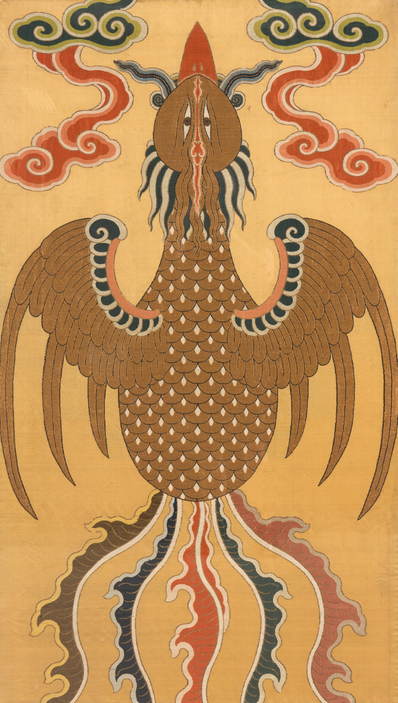 清康熙 黃地平金綉鳳凰圖 | An Extremely Rare and Impressive Chinese Gold Ground Embroidered Silk 'Phoenix' Panel, Kangxi Period - 图2
