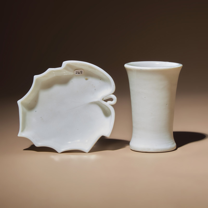 明末清初 德化白瓷筆筒及葉形筆洗 | A Chinese Blanc-de-Chine Porcelain Brush Pot, Bitong, and a Leaf-Form Washer, 17th-18th Century - 图1