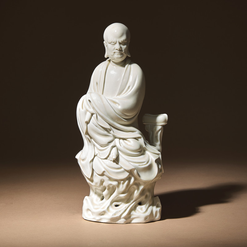 清 何朝宗款“隻履西歸”德化白瓷達摩坐像 | A Chinese Blanc-de-Chine Porcelain Seated Figure of Damo with 'He Chaozong' Mark, Qing Dynasty - 图1