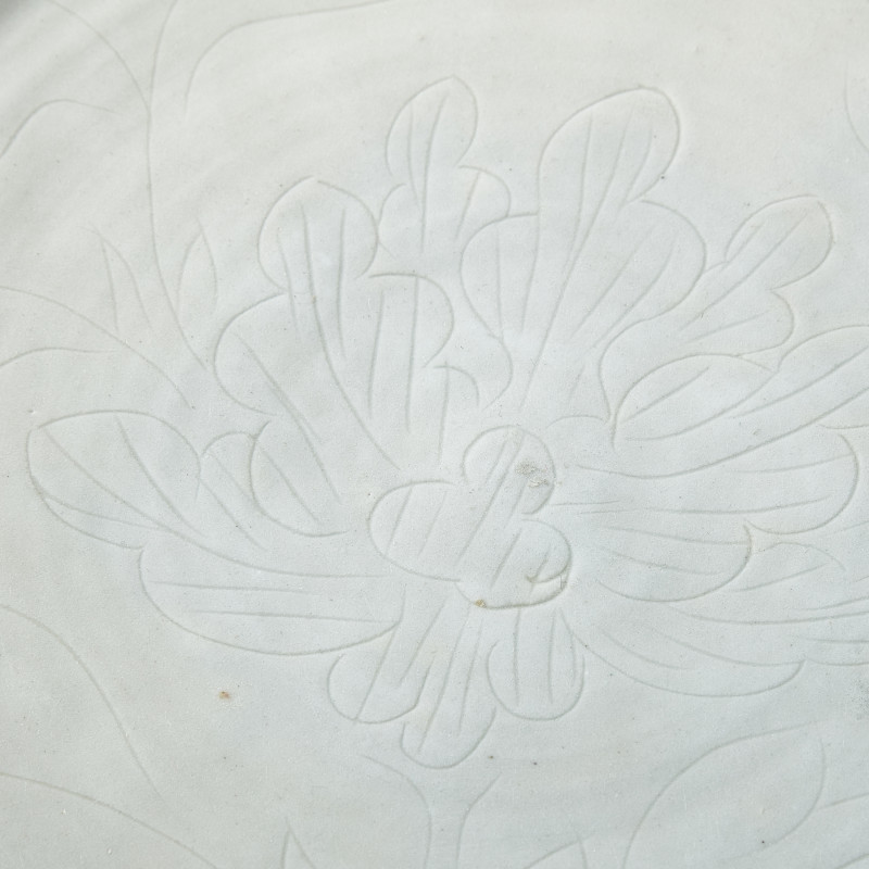 清早中期 德化白瓷暗刻花卉紋盤兩件 | Two Large Chinese Incised Blanc-de-Chine Porcelain 'Floral' Dishes, 17th Century - 图3