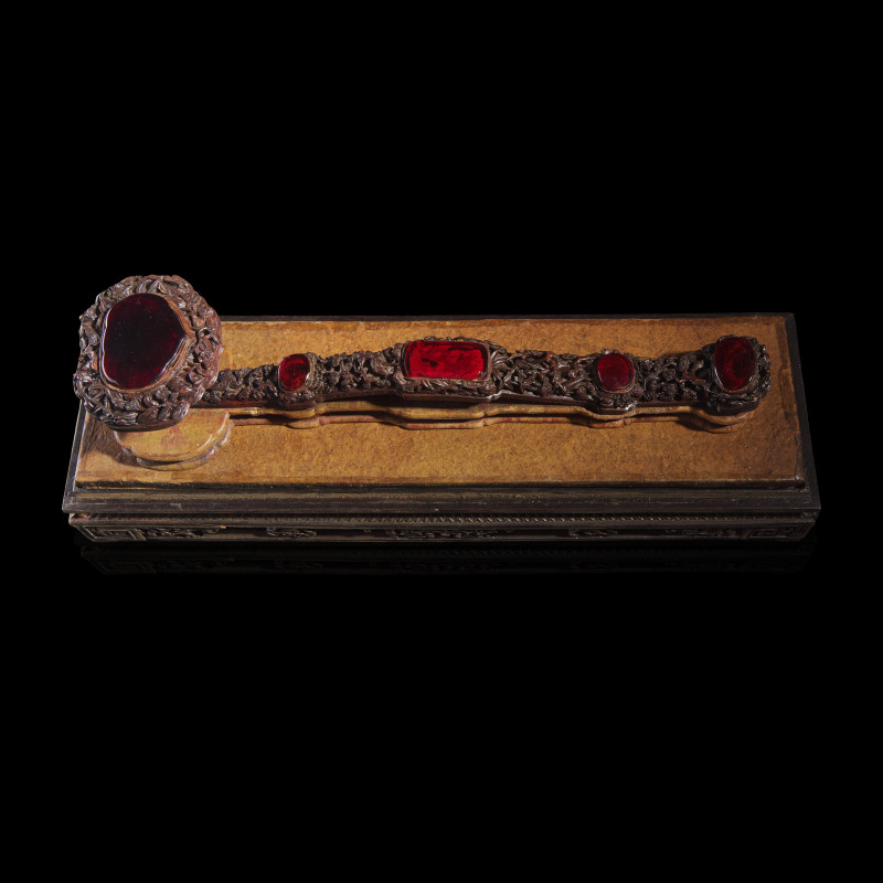 清晚期 紅木雕花三鑲琥珀料如意及相冊三簿 | A Chinese Amber Glass-Inset Carved Wood Ruyi Scepter and Stand, with Three Photo Albums, Late 19th-Early 20th Century - 图2