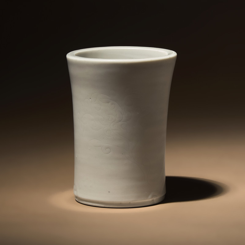 清早期 德化白瓷暗刻花卉紋筆筒 | A Chinese Incised Blanc-de-Chine Porcelain Brushpot, Bitong, 17th-18th Century - 图3