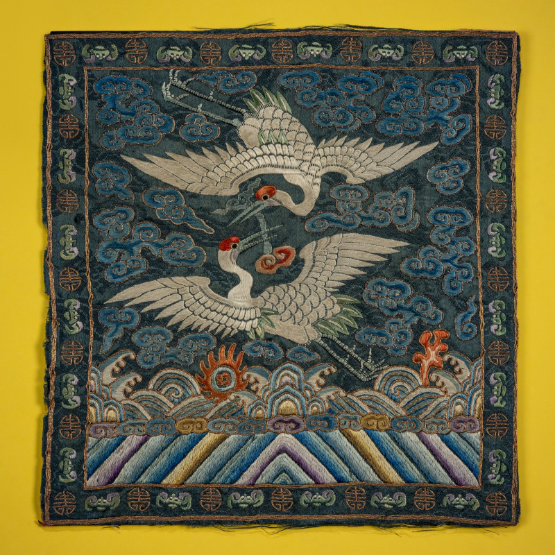 十九世紀晚期 朝鮮王朝文官鶴紋補子一對及越南鶴紋補子 | A Pair of Korean Embroidered Silk 'Double Crane' Rank Badges and a Vietnamese Salmon Pink Ground Embroidered Silk 'Crane' Rank Badge, Late 19th... - 图4