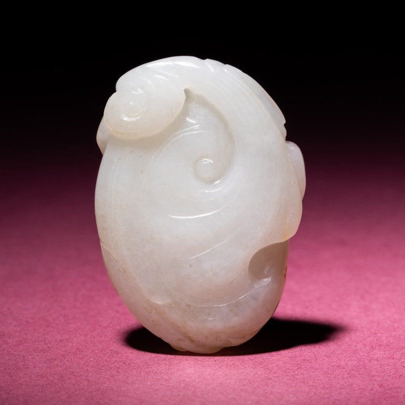 清中期 白玉留皮靈芝福壽佩 | A Small Chinese Russet and Jade 'Bat and Lingzhi' Carving, 18th/19th Century - 图2