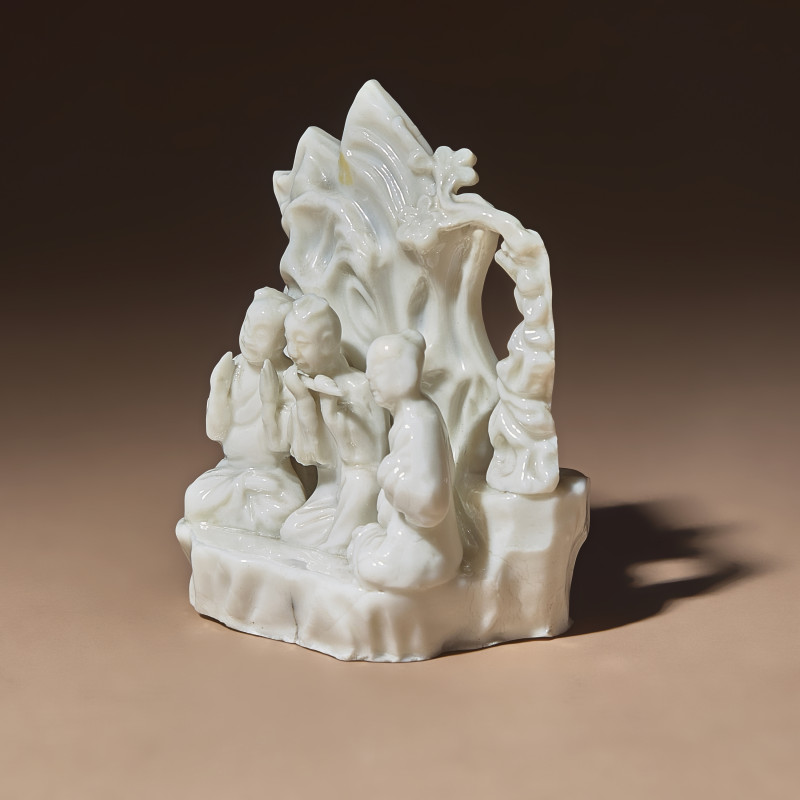 清中期 德化白瓷塑吹奏圖山子 | A Chinese Blanc-de-Chine Porcelain Figural Group of Three Musicians, 18th Century - 图2