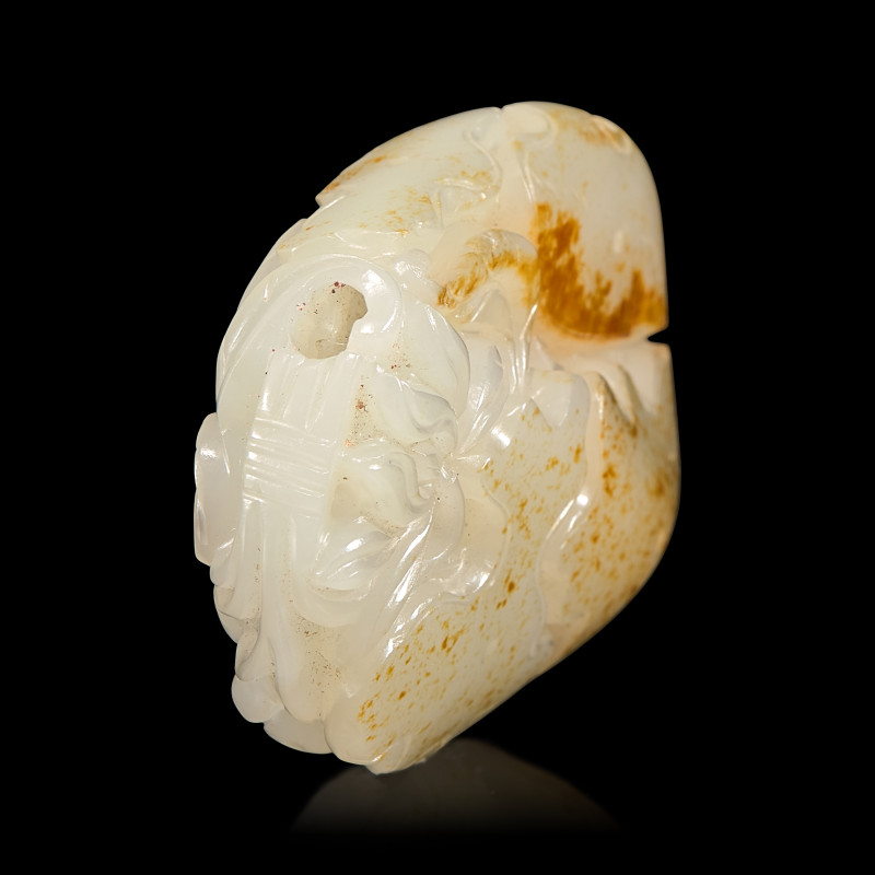 清中期 白玉帶皮鏤雕蓮塘荷葉佩 | A Chinese White and Russet Jade 'Lotus' Pendant, 18th/19th Century - 图3