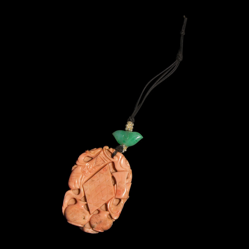 清 博古圖珊瑚佩 | A Chinese Carved Coral 'Bogu' Pendant, Qing Dynasty - 图2
