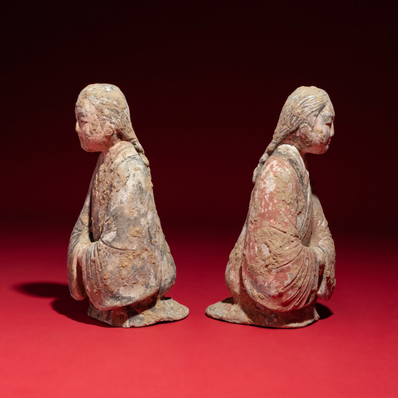 西漢 陶彩繪跽坐女樂俑一對 | A Pair of Chinese Painted Pottery Kneeling Ladies, Western Han Dynasty - 图3