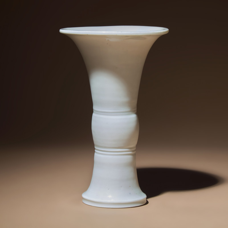 明晚期 德化白瓷觚 | A Chinese Blanc-de-Chine Porcelain Gu Vase, Late Ming Dynasty, First Half of 17th Century - 图1