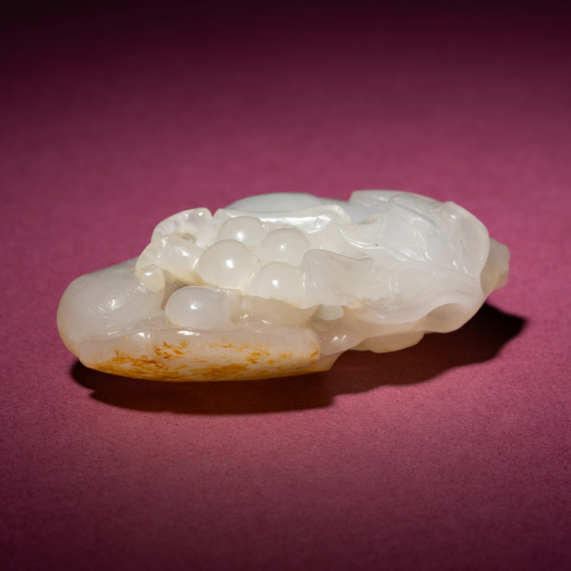 清中期 白玉留皮松鼠葡萄 | A Chinese Russet and White Jade 'Squirrel and Grape' Carving, 18th/19th Century - 图5