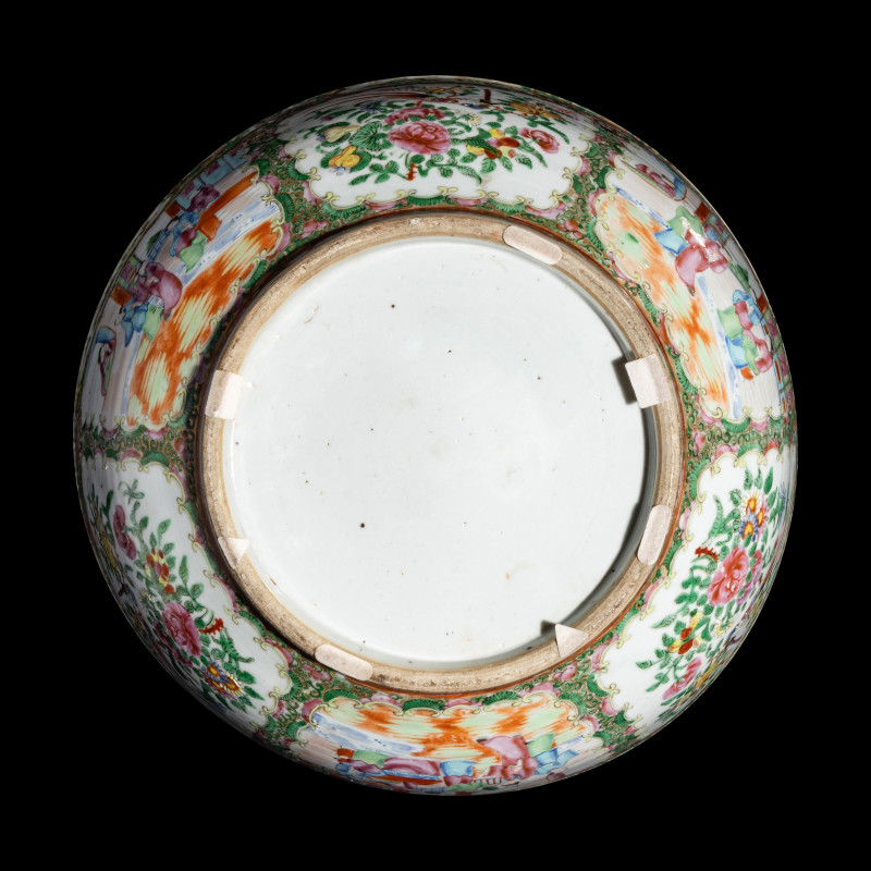 清晚期 廣彩人物圖大碗及賞盤 | Two Chinese Canton Famille Rose Porcelain Wares, 19th Century - 图5
