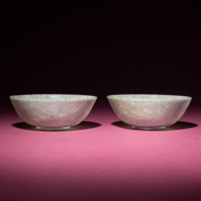 晚清-民國 翡翠刻花過墻碗一對 | A Pair of Chinese Carved Jadeite 'Floral' Bowls, 19th-20th Century - 图1