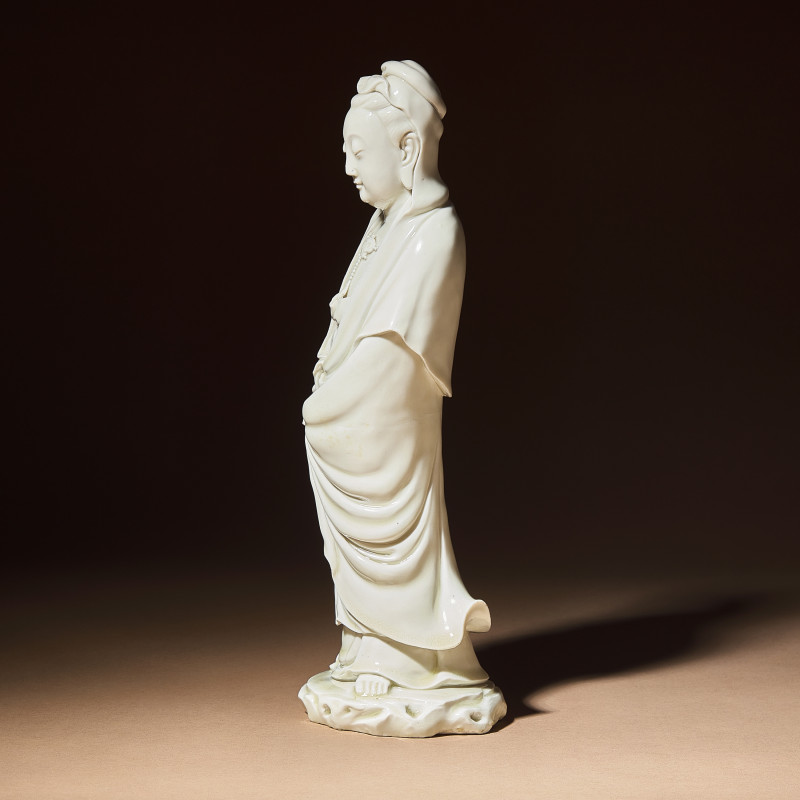 清 何朝宗款德化白瓷觀音立像 | A Chinese Blanc-de-Chine Porcelain Standing Figure of Guanyin with 'He Chaozong' Mark, Qing Dynasty - 图2