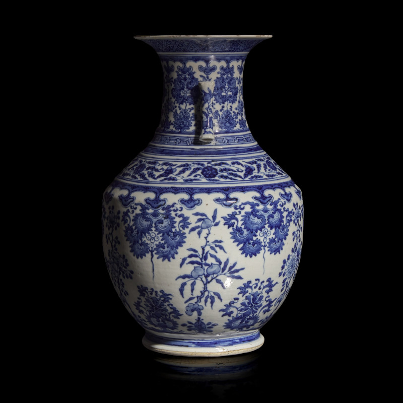 清乾隆/嘉慶 青花花果紋賞瓶 | A Chinese Blue and White Ming Style Vase, Qianlong/Jiaqing Period - 图4