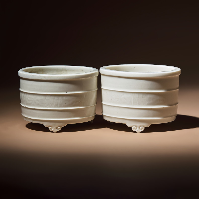 明末清初 德化白瓷竹節紋三足奩式爐二具 | Two Chinese Blanc-de-Chine Porcelain 'Lian' Incense Burners, 17th-18th Century - 图1