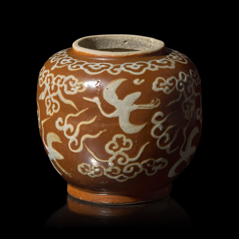 明嘉靖/萬曆 紫金釉云鹤纹罐 | A Chinese White Slip Decorated Persimmon Ground Porcelain Jar, Ming Dynasty, Jiajing/Wanli Period