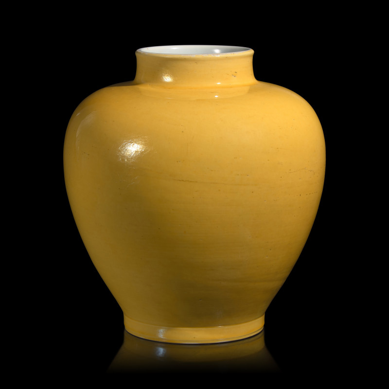 清 黃釉大罐 | A Chinese Yellow Glazed Porcelain Jar, Qing Dynasty